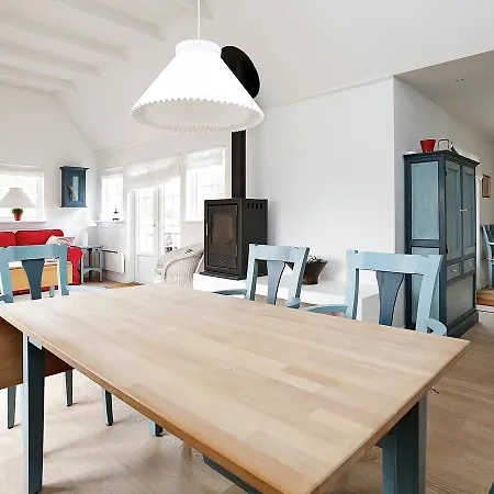 Ferienhaus Three-bedroom Holiday In 10 *
