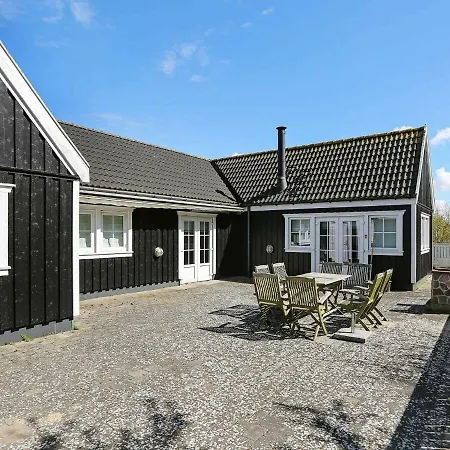 Three-bedroom Holiday In 10 * Vejby